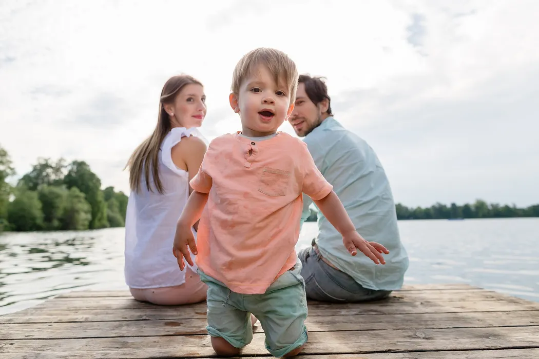 Risikolebensversicherung: Familie auf Steg