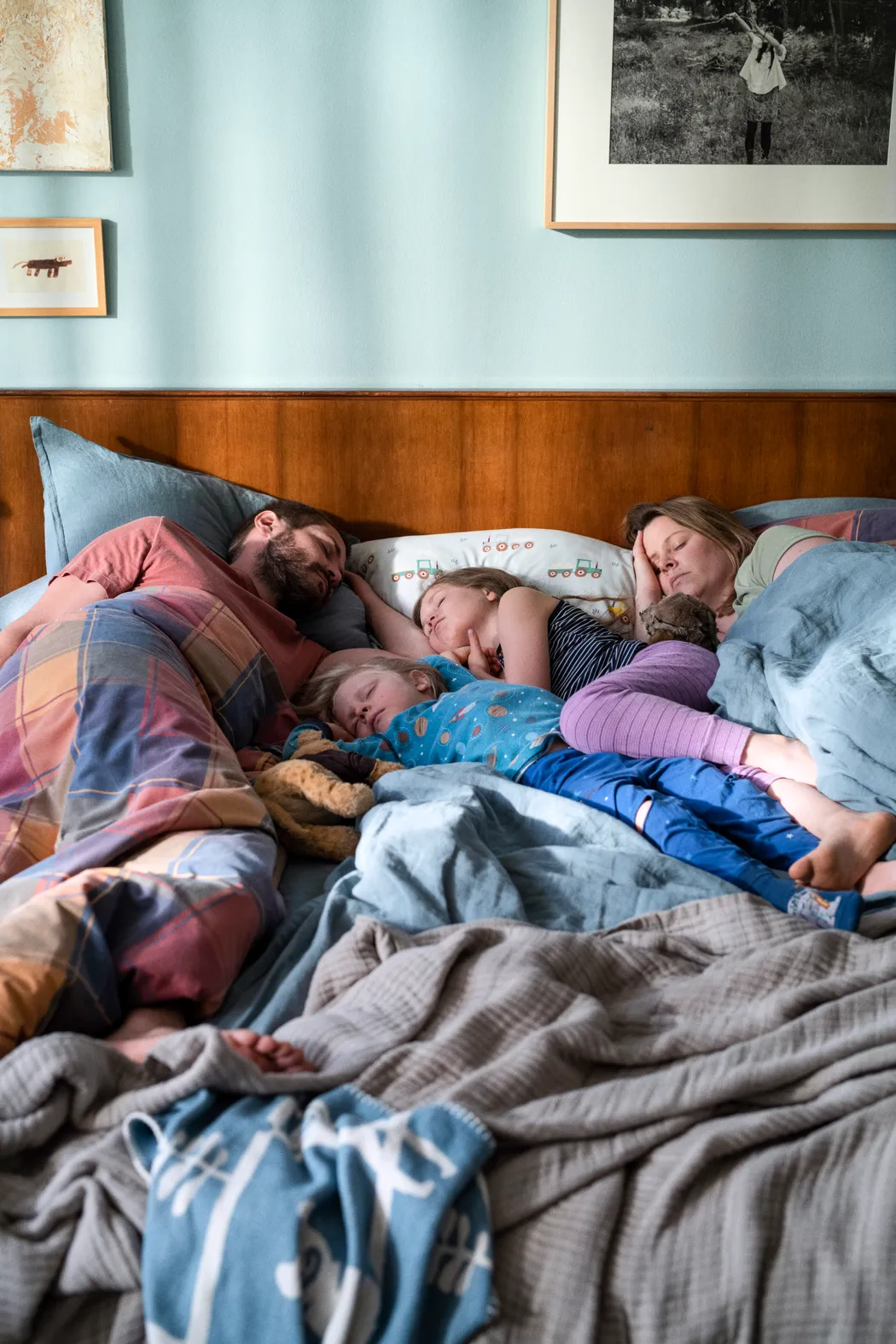 Das Jetzt versichern: Familie im Bett