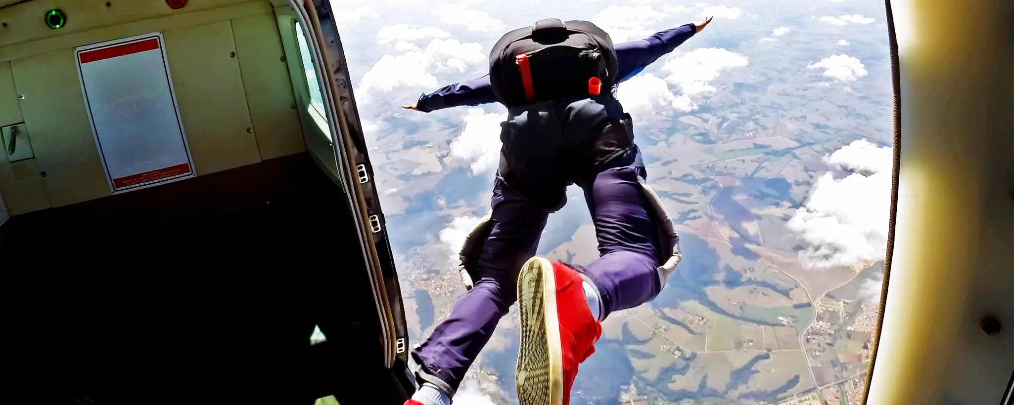 Ein Fallschirmspringer spring aus einem Flugzeug